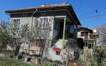 Auction image House