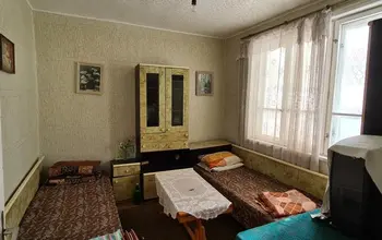 Auction image House